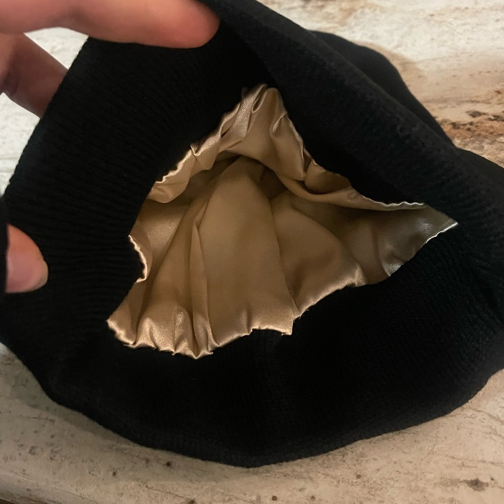 QUEEN Ladies Black Beanie - Picture 3 of 3